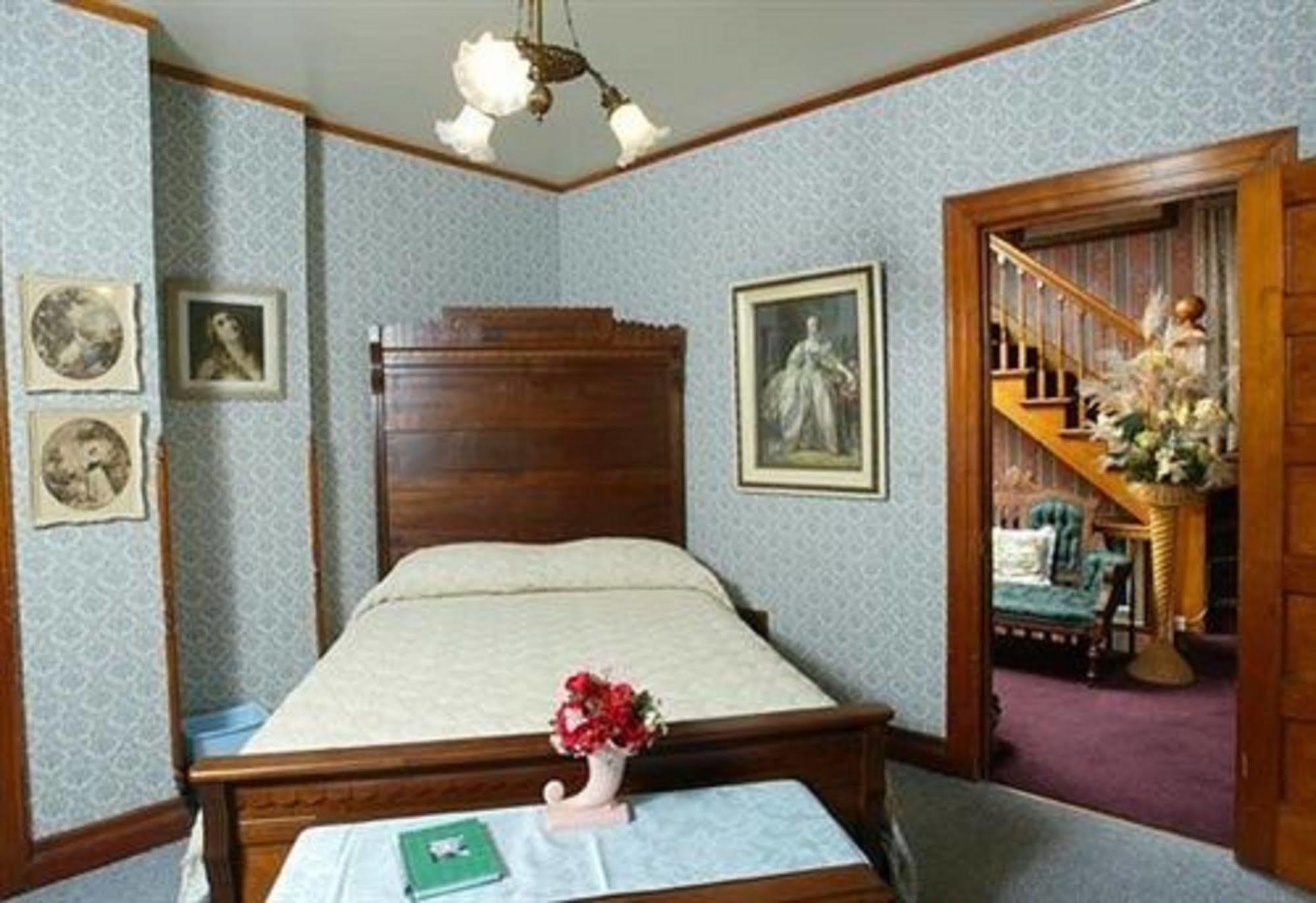 Oakenwald Terrace Hotel Chatfield Стая снимка